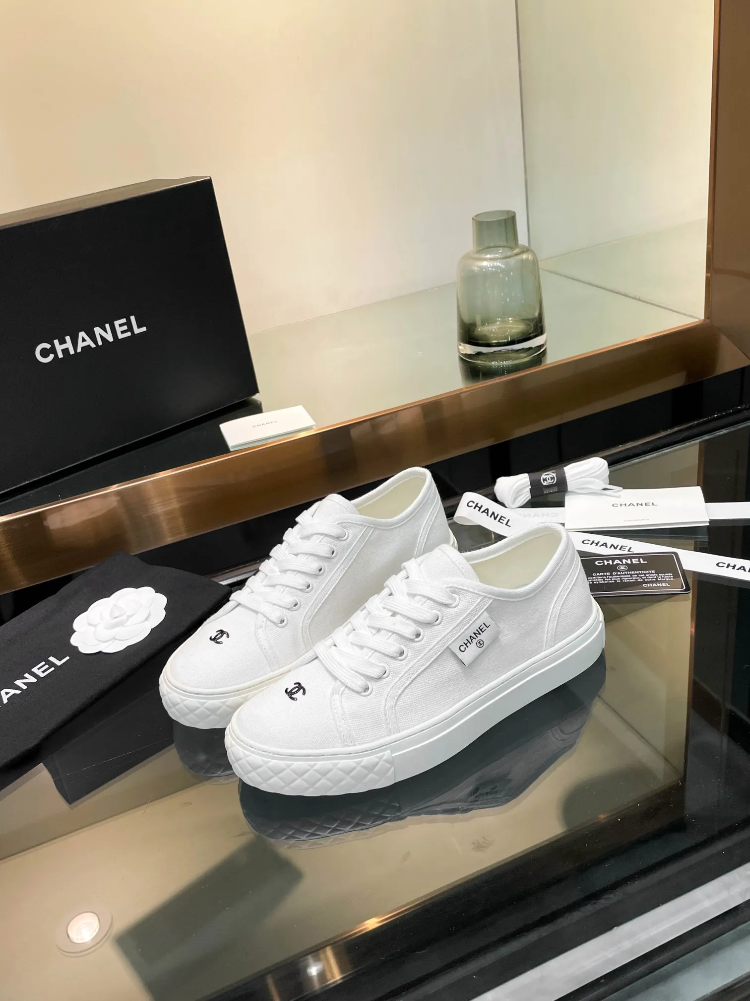 👟👟Ex-factory price 400👟👟 Chanel 2024SF Chanel The latest and currently super popular biscuit shoes, the Internet celebrity Xiaohongshu is crazy about it. It is on sale with a cute and cute style with a bit of retro flavor! The shape is special, very recognizable, slimming and long legs, absolutely powerful, very comfortable to wear, good-looking, comfortable, and height-increasing. I must recommend it to everyone. The main feature of this year's series, minimalist style, fabric: original customized canvas, feet: sheepskin. Number of yards: 35-39 (custom order of 40 pieces is non-refundable)
